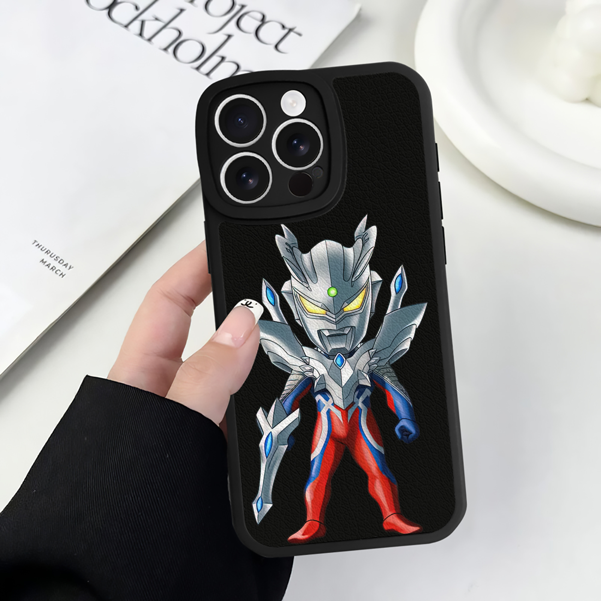 （画像用） ウルトラマン Ultraman 【iPhone 16シリーズ対応】シリコンスマホケース（レザー調） 材質：シリコン